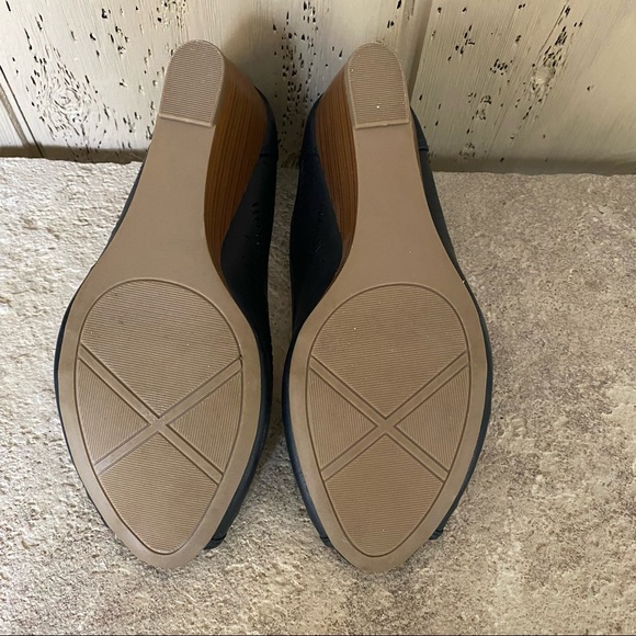 New condition wedge heel open toe dress shoes. - Picture 4 of 4
